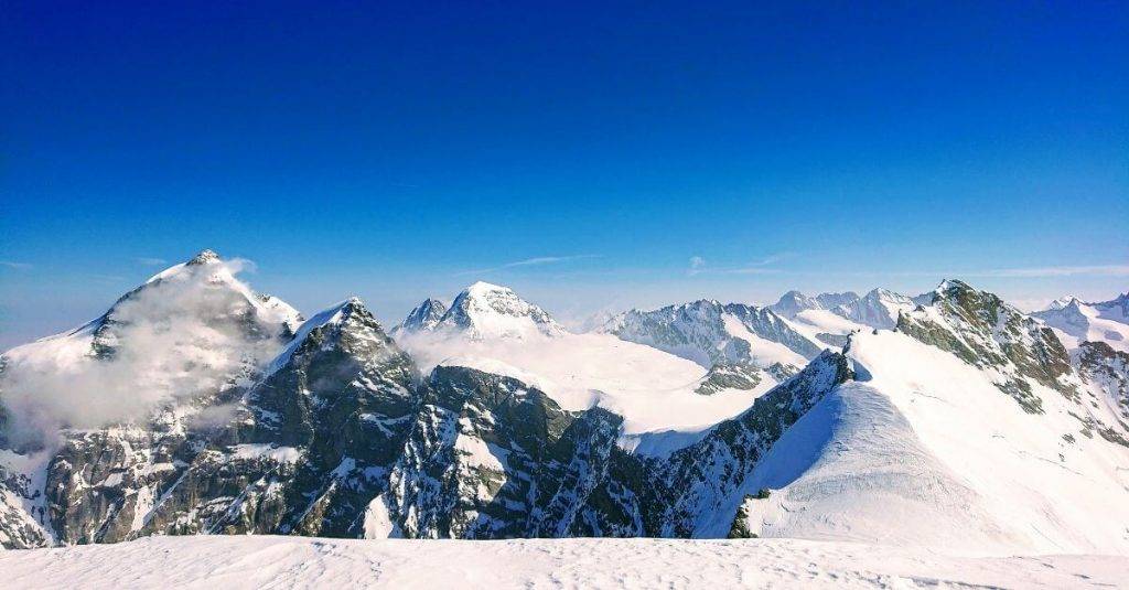 Ausblick ins Lauterbrunnental vom breiten Firngipfel des Beres Aebeni Flue