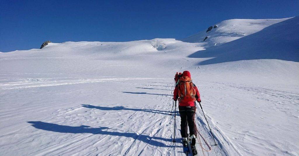 Skitourengruppe auf dem Weg zum Berg namens Aebeni Flue