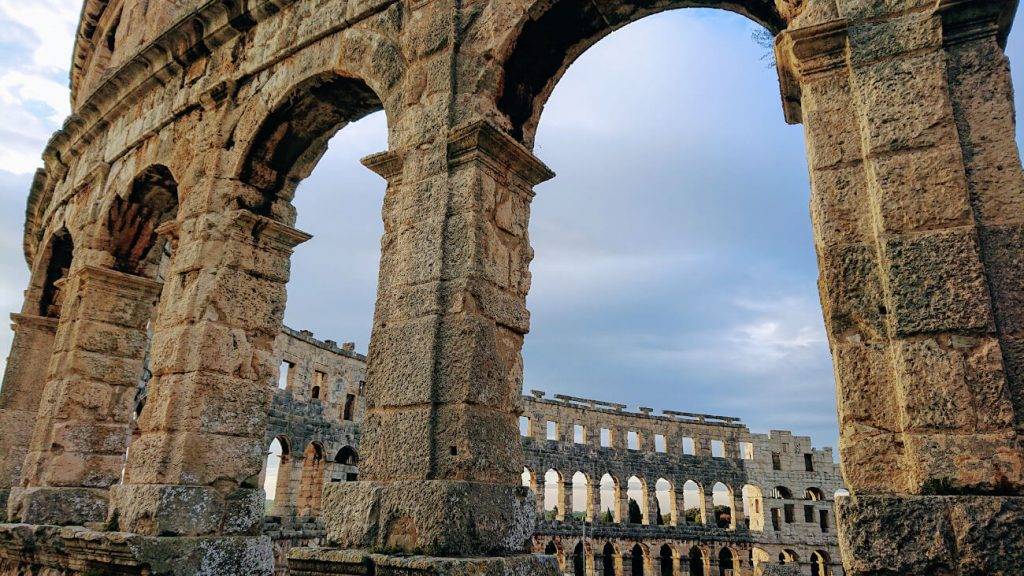 Rundfenster des Amphitheaters von Pula in Istrien